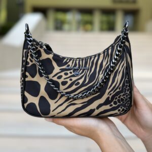 Jet Set Charm Small Animal Print Nylon Shoulder Bag у кольорі Black Camel - жіноча сумочка Michael Kors