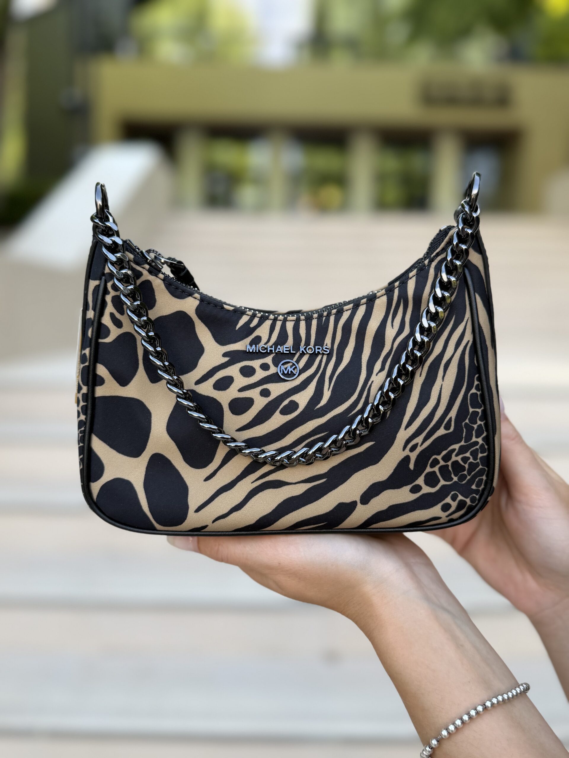 Jet Set Charm Small Animal Print Nylon Shoulder Bag у кольорі Black Camel - жіноча сумочка Michael Kors