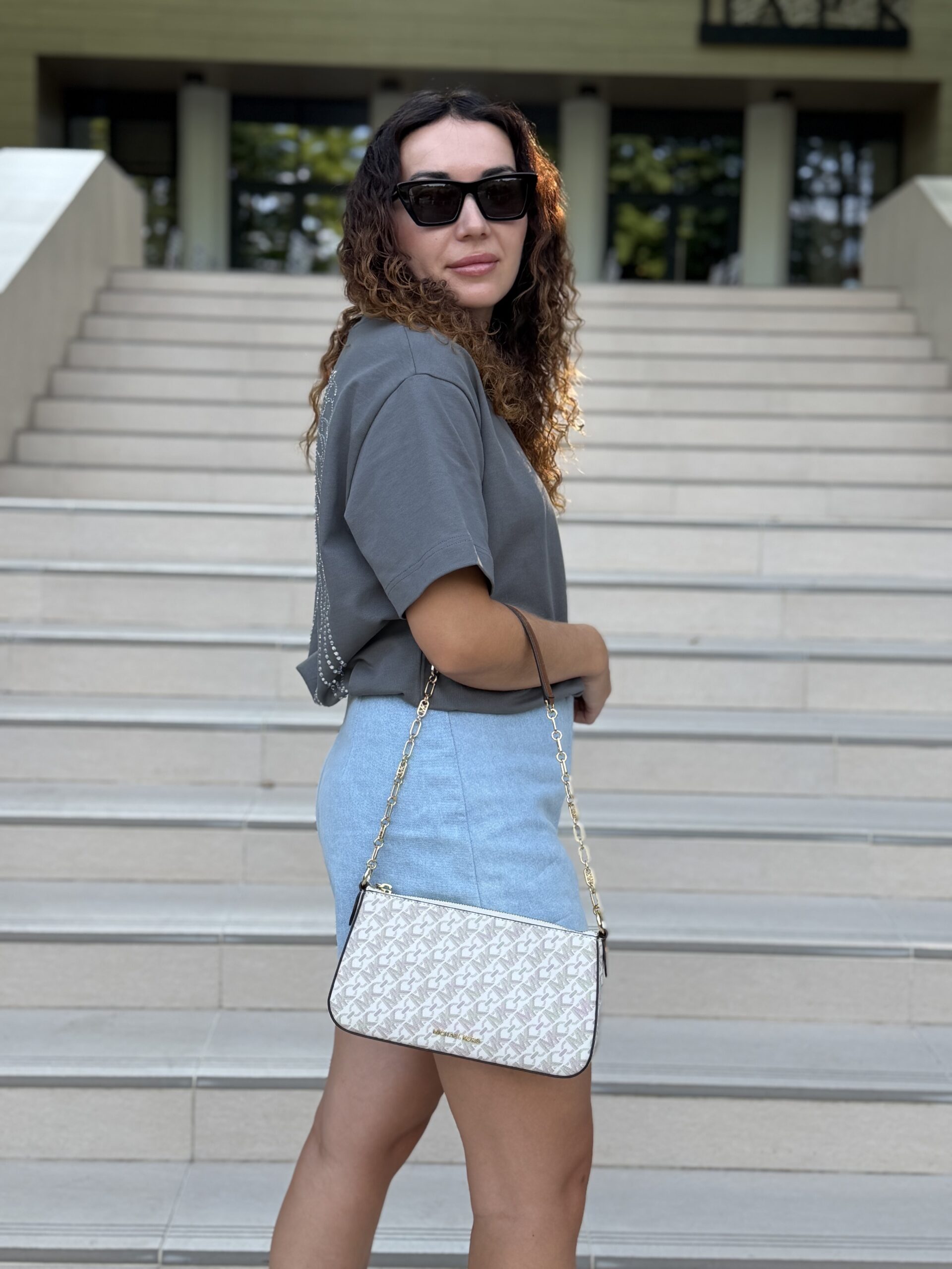 Empire Medium Chain-Link Pochette у кольорі Vanilla Luggage - жіноча сумочка Michael Kors - Зображення 6