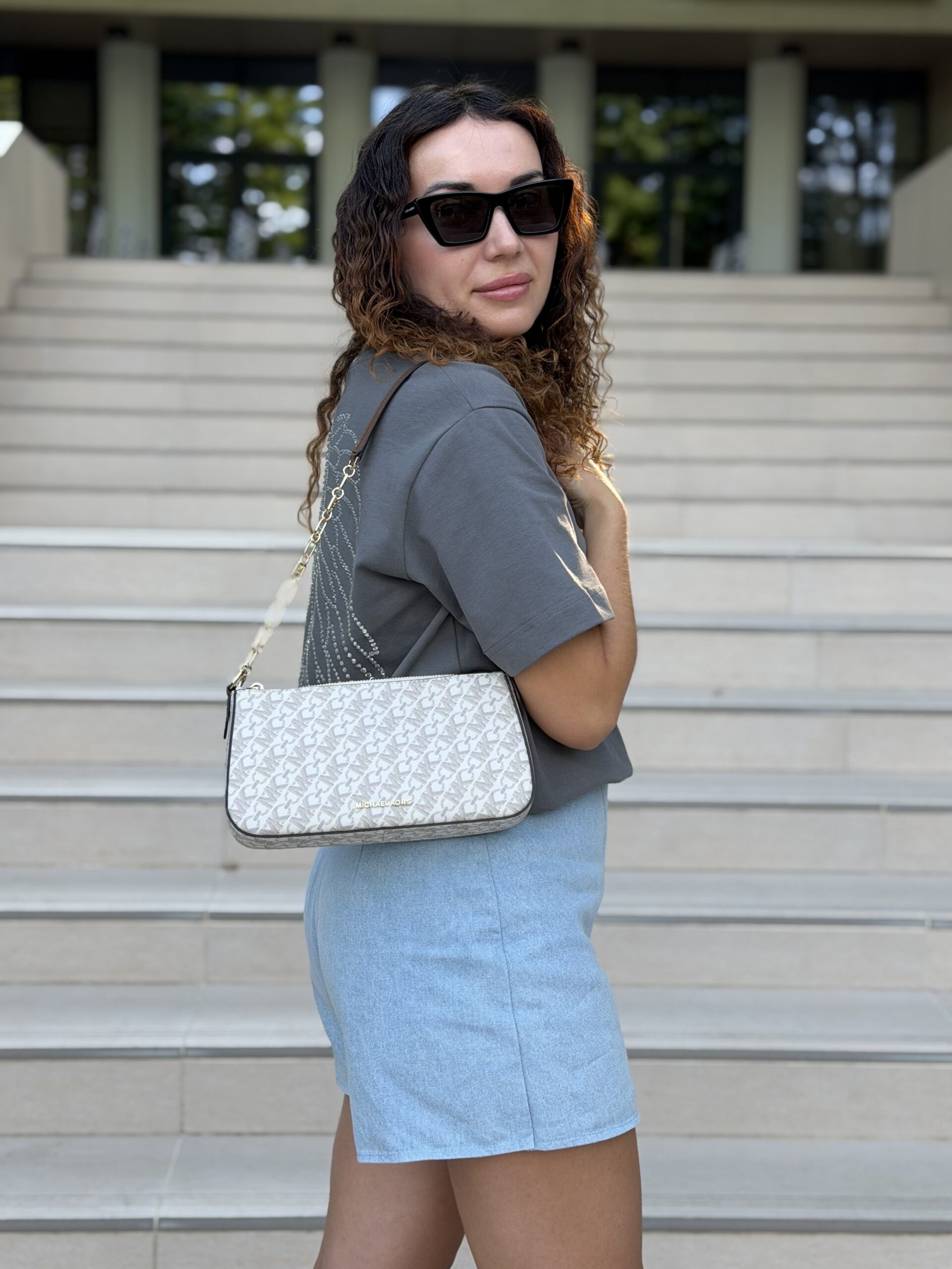 Empire Medium Chain-Link Pochette у кольорі Vanilla Luggage - жіноча сумочка Michael Kors - Зображення 9