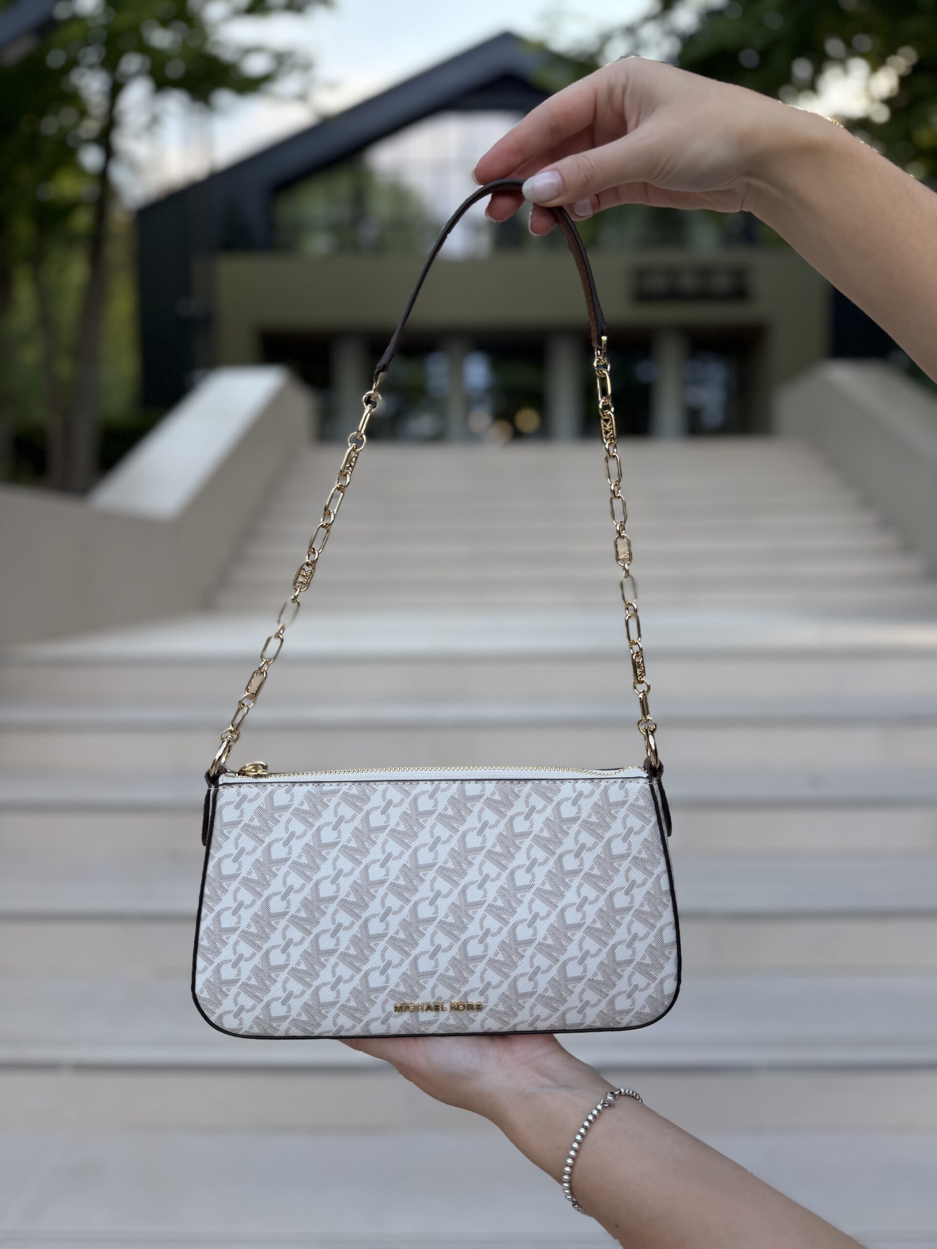 Empire Medium Chain-Link Pochette у кольорі Vanilla Luggage - жіноча сумочка Michael Kors