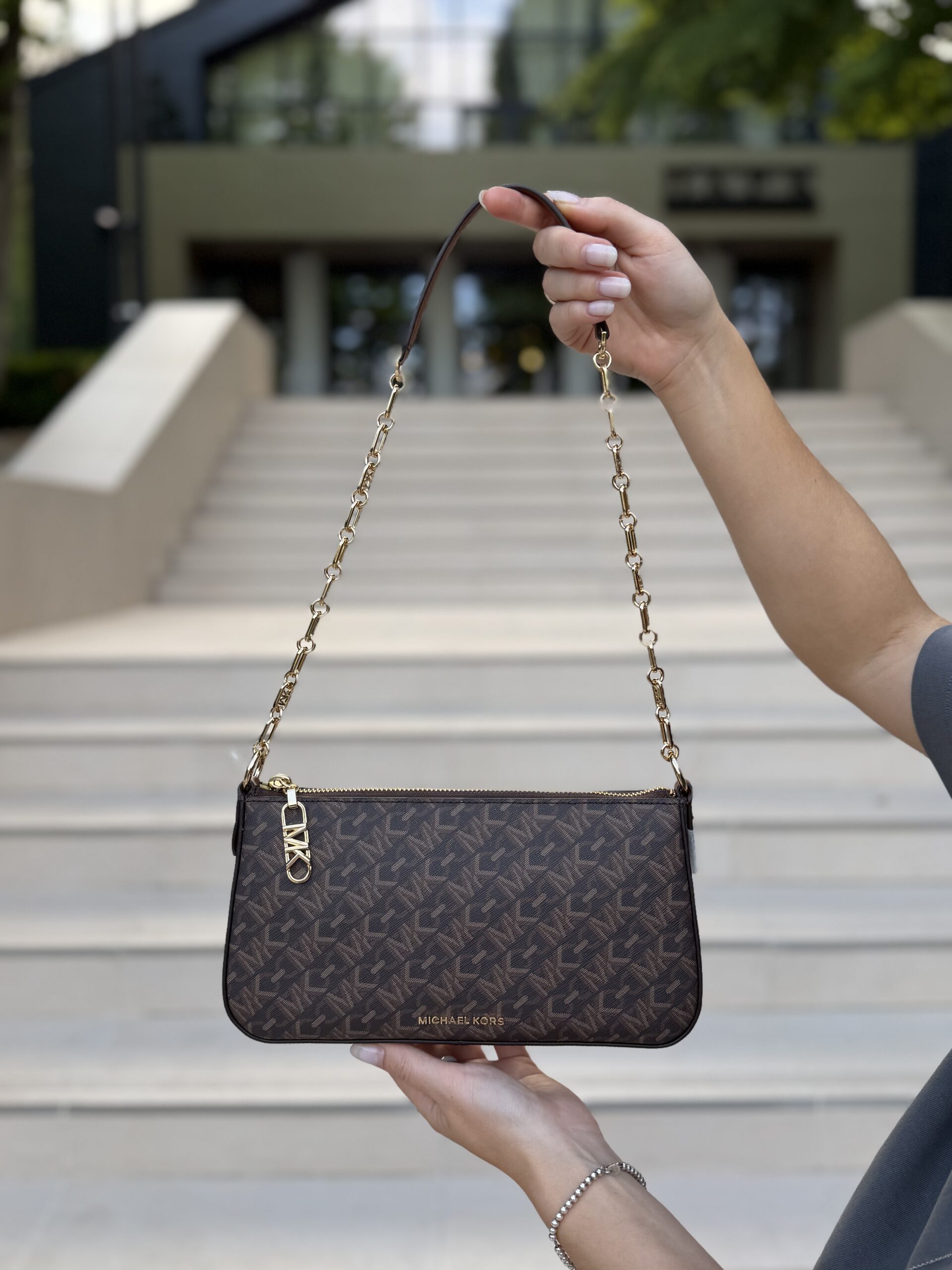Empire Medium Chain-Link Pochette у кольорі Brown Luggage - жіноча сумочка Michael Kors